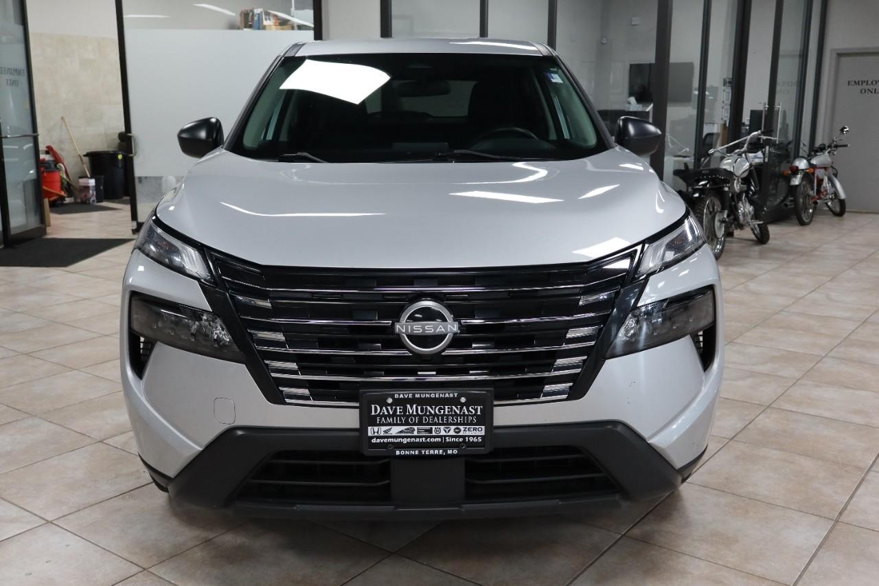 Nissan Rogue Vehicle Full-screen Gallery Image 8