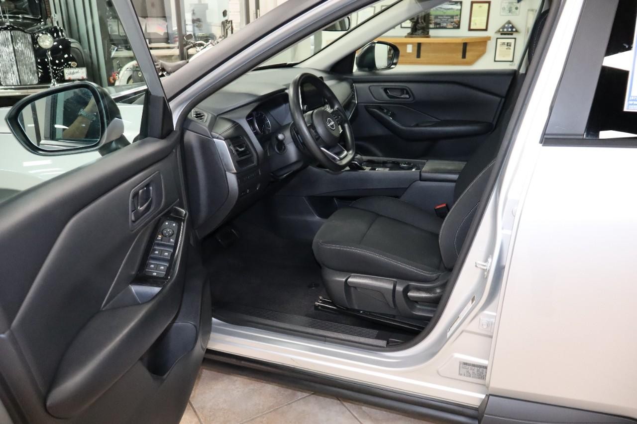 Nissan Rogue Vehicle Full-screen Gallery Image 9