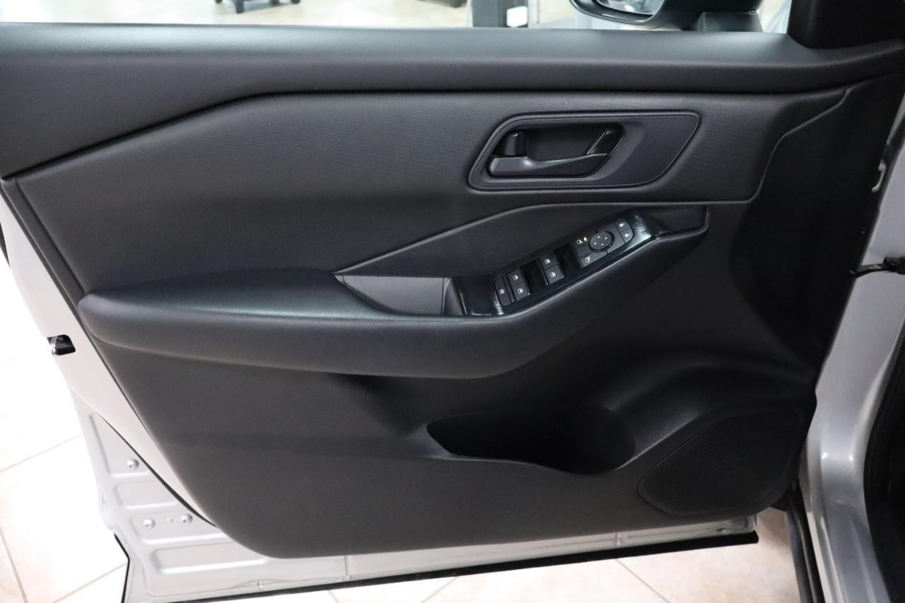 Nissan Rogue Vehicle Full-screen Gallery Image 10
