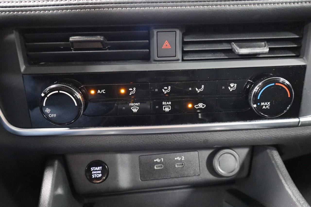 Nissan Rogue Vehicle Full-screen Gallery Image 17