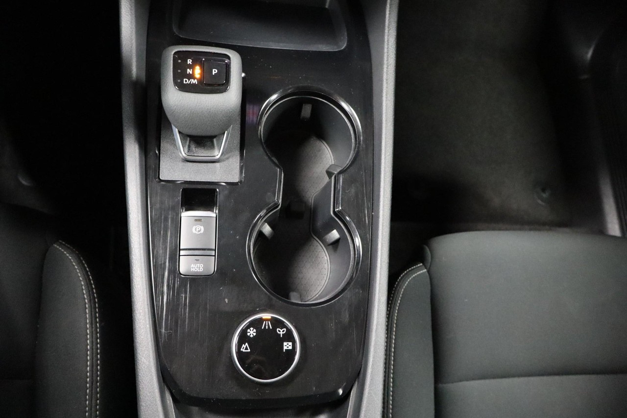 Nissan Rogue Vehicle Full-screen Gallery Image 18