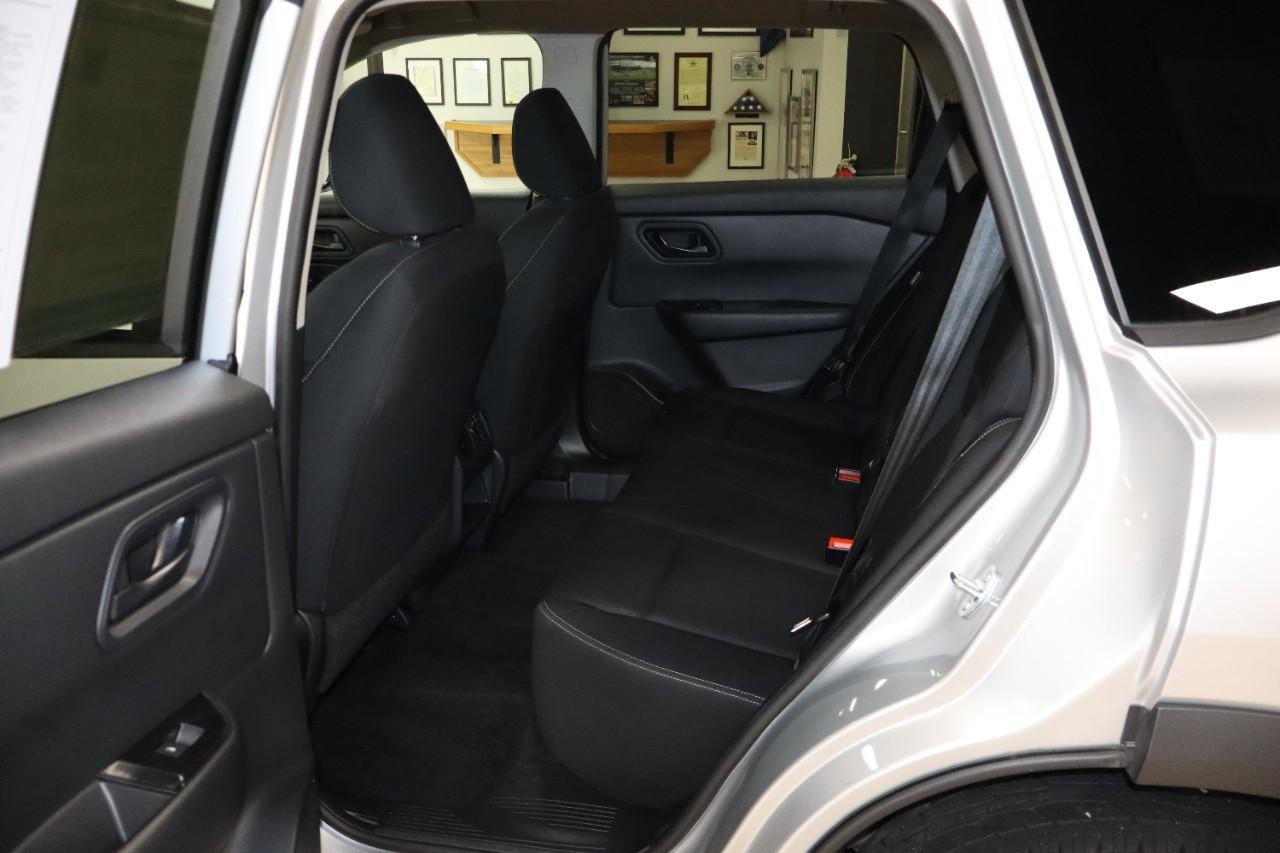 Nissan Rogue Vehicle Full-screen Gallery Image 20