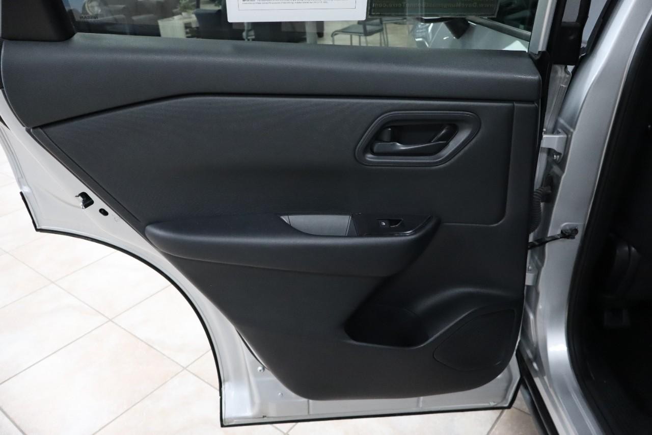 Nissan Rogue Vehicle Full-screen Gallery Image 21