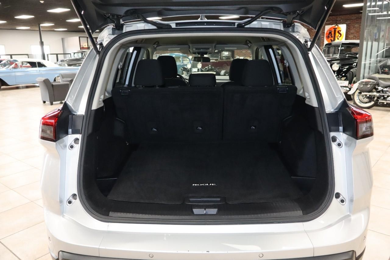 Nissan Rogue Vehicle Full-screen Gallery Image 22