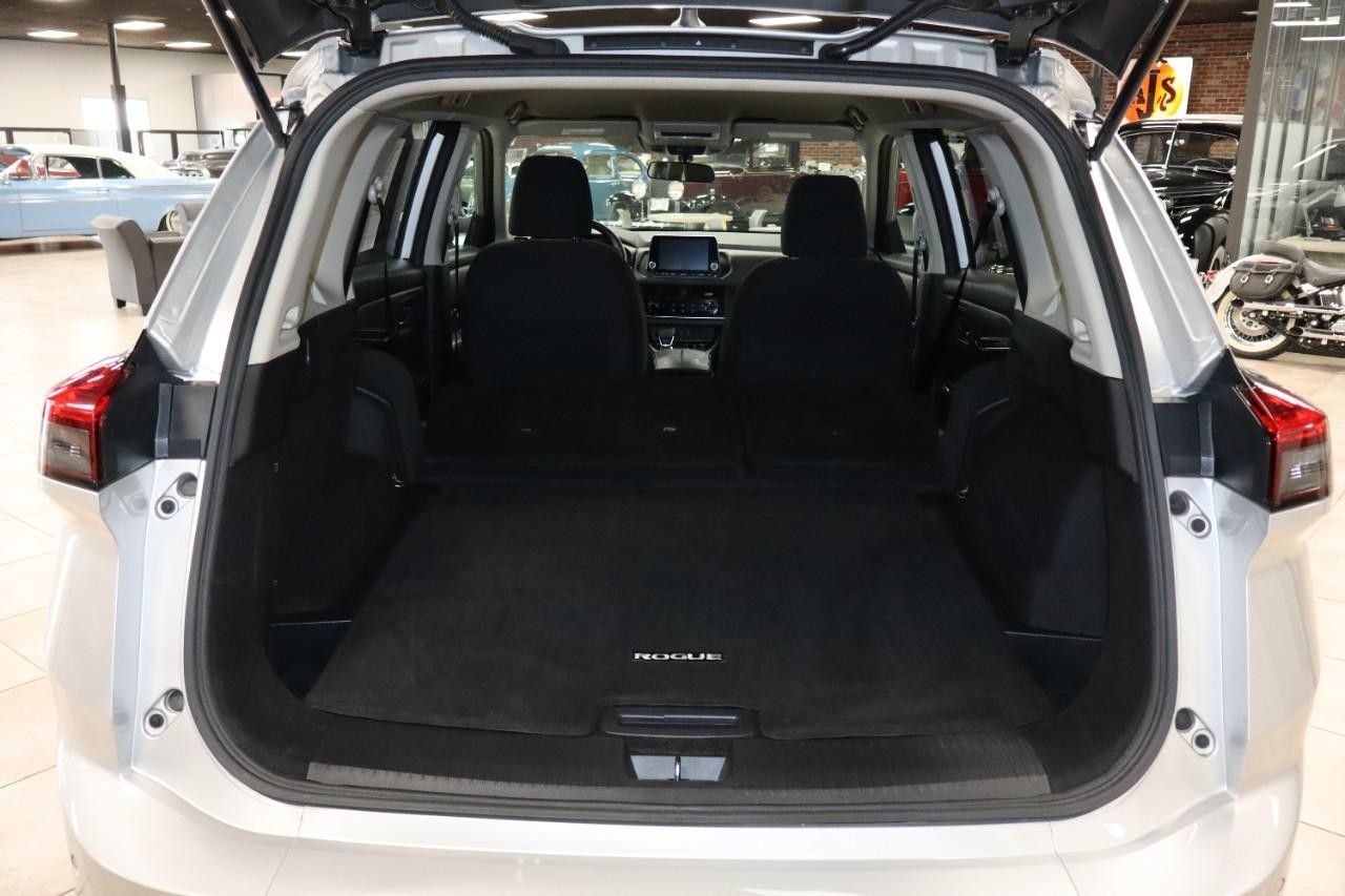 Nissan Rogue Vehicle Full-screen Gallery Image 23