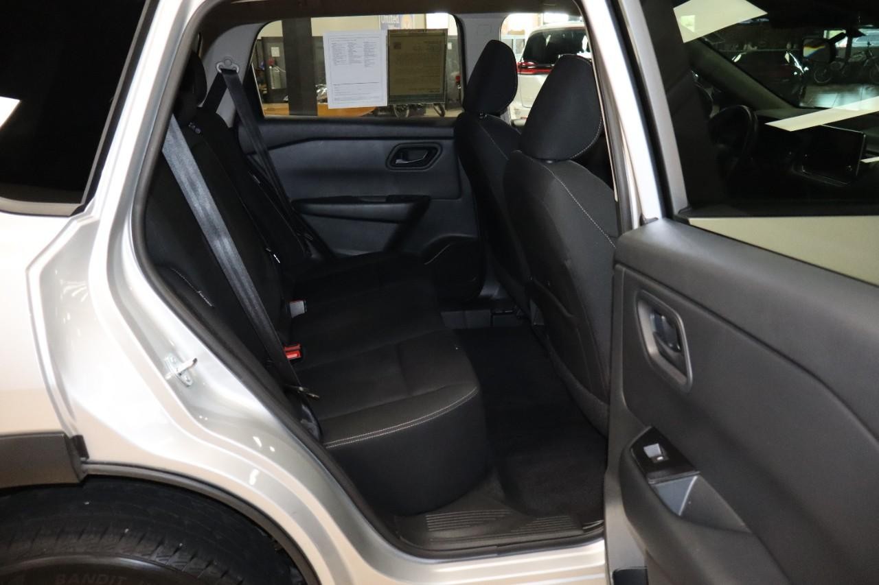 Nissan Rogue Vehicle Full-screen Gallery Image 24