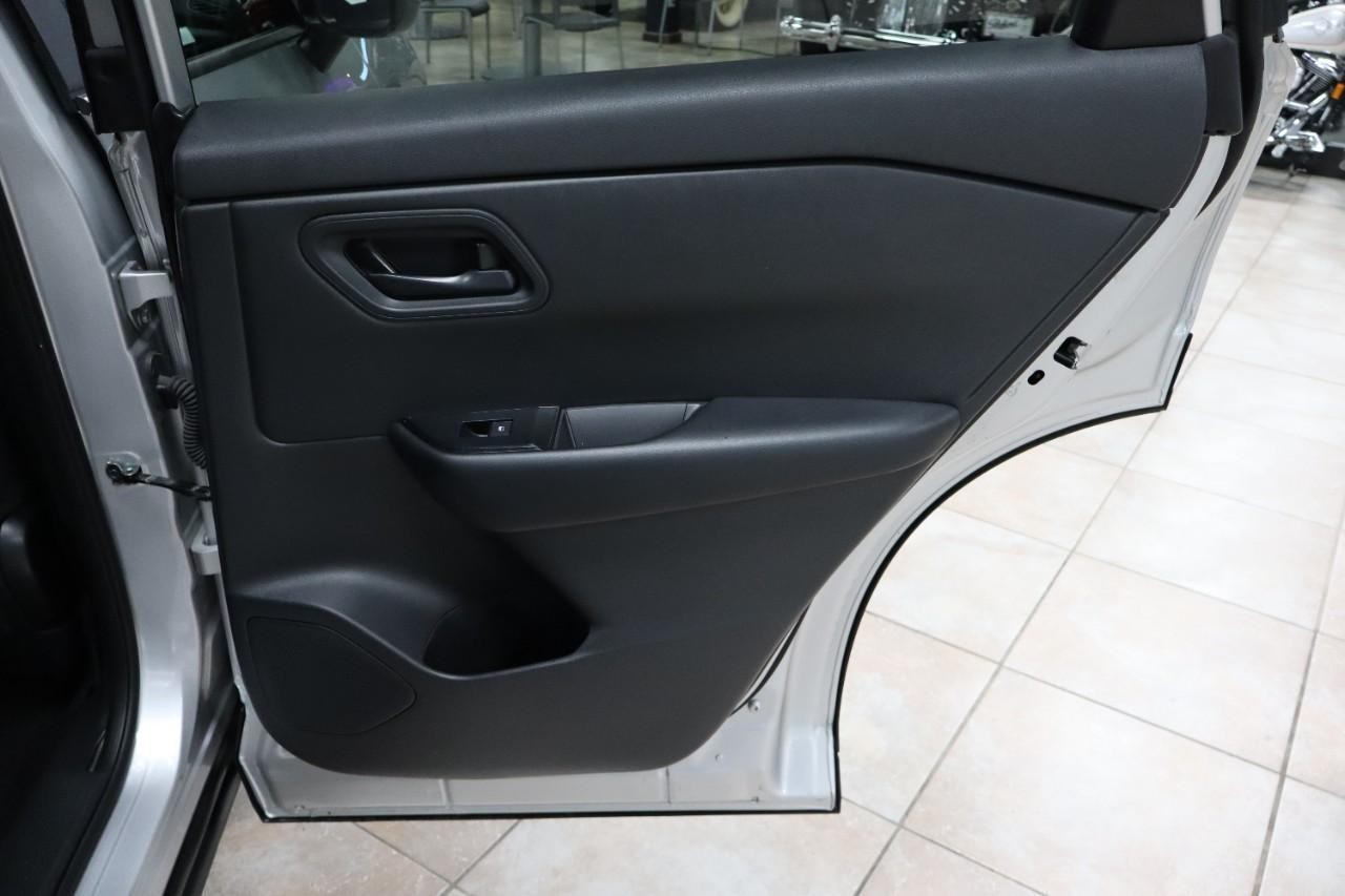 Nissan Rogue Vehicle Full-screen Gallery Image 25