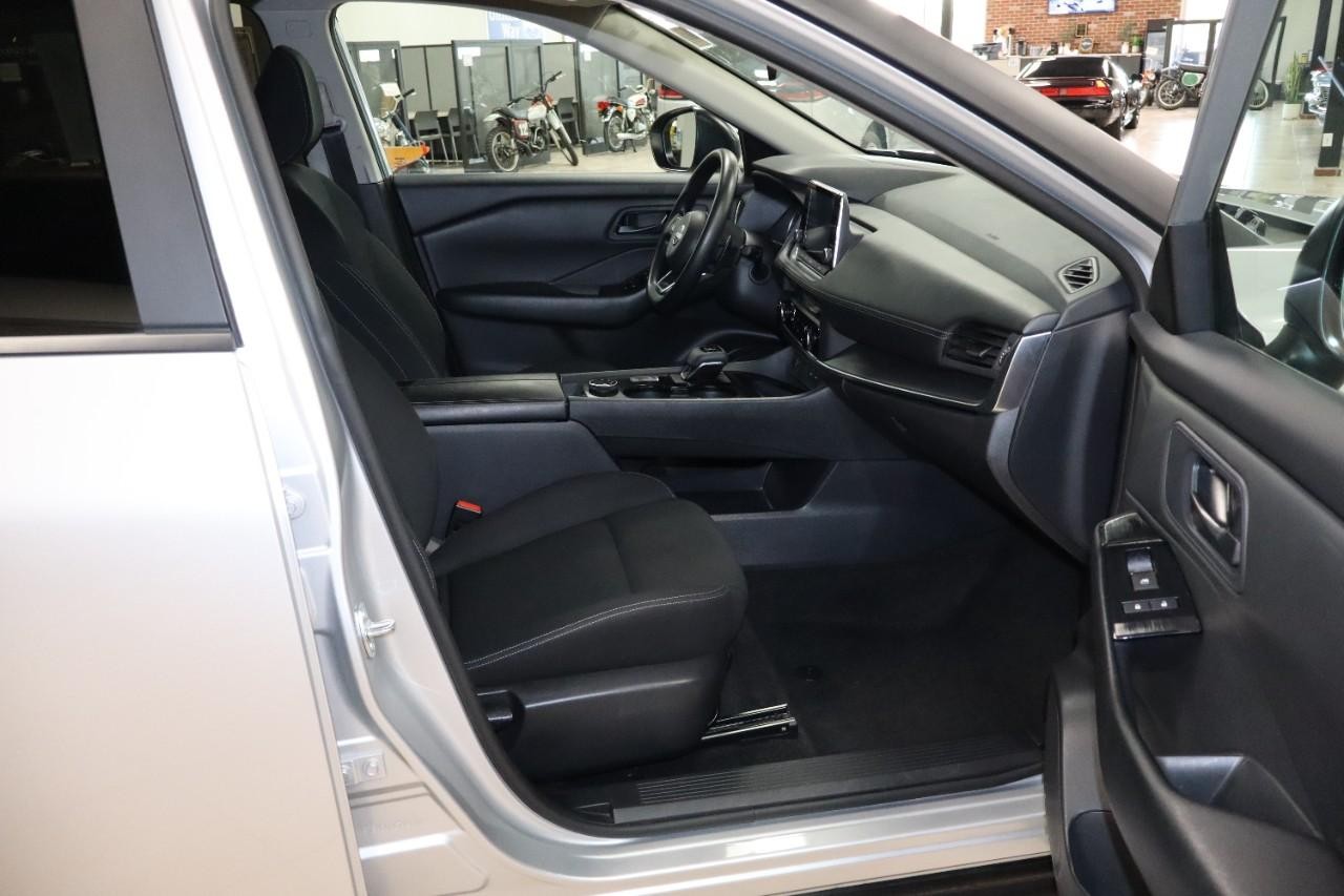 Nissan Rogue Vehicle Full-screen Gallery Image 26