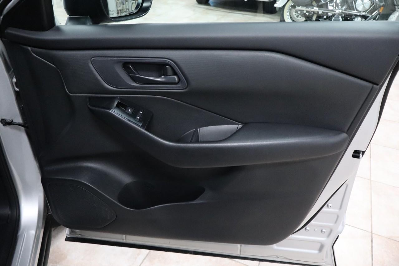 Nissan Rogue Vehicle Full-screen Gallery Image 27
