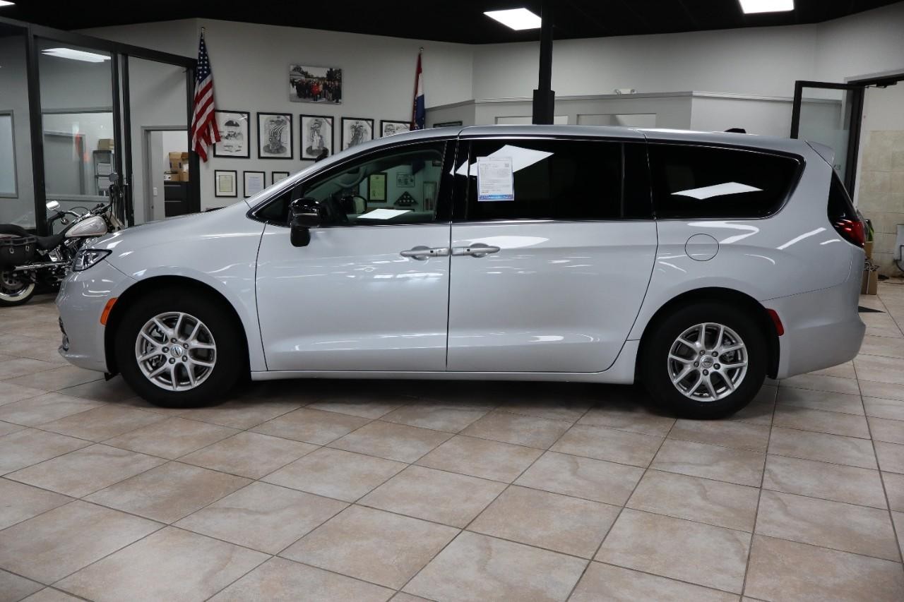 Chrysler Pacifica Vehicle Full-screen Gallery Image 2