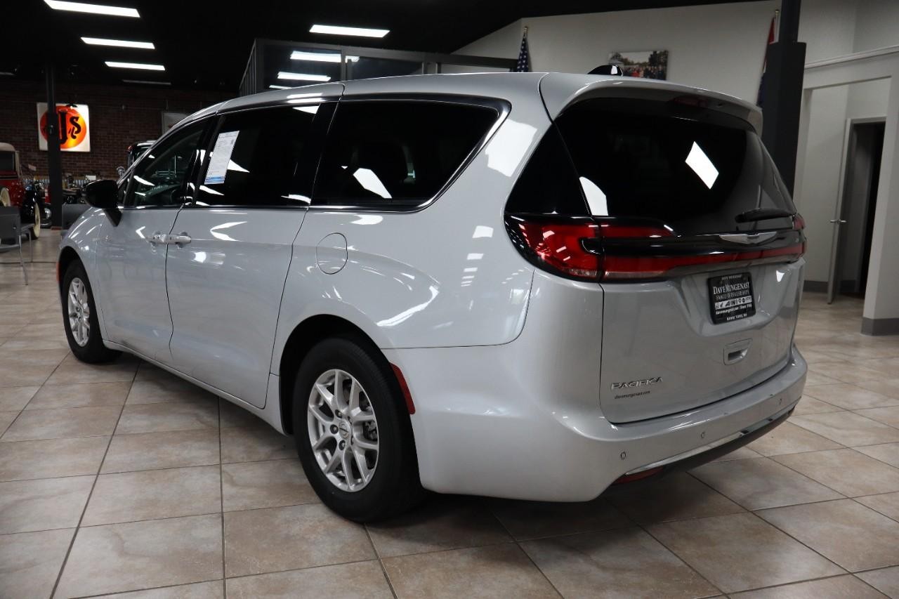 Chrysler Pacifica Vehicle Full-screen Gallery Image 3
