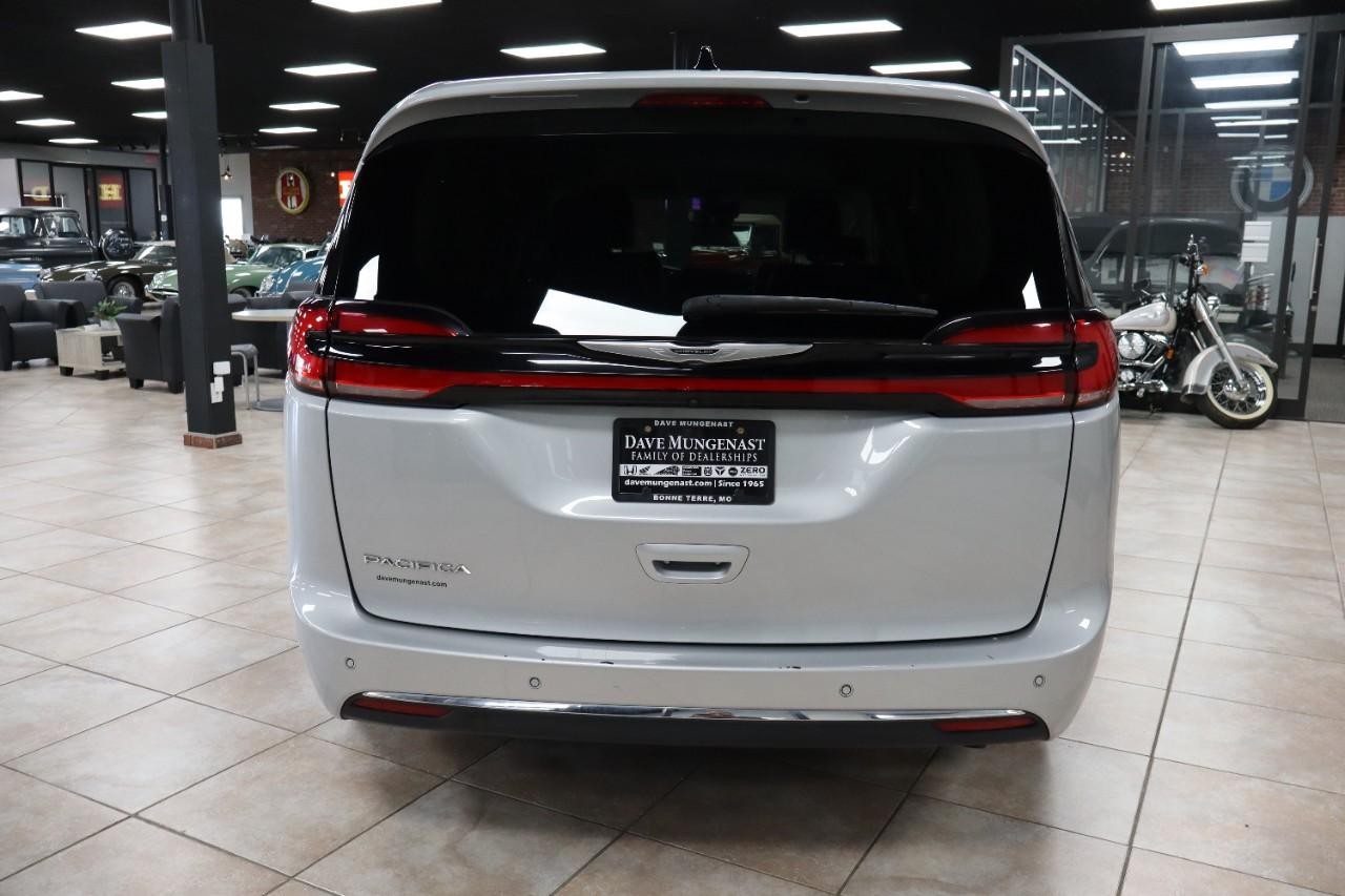 Chrysler Pacifica Vehicle Full-screen Gallery Image 4