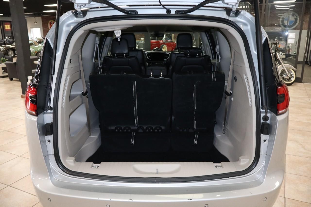 Chrysler Pacifica Vehicle Full-screen Gallery Image 5