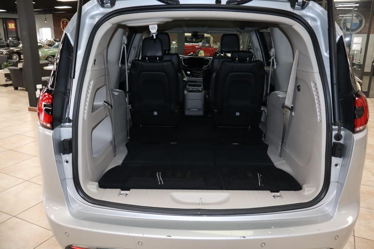 Chrysler Pacifica Vehicle Full-screen Gallery Image 6