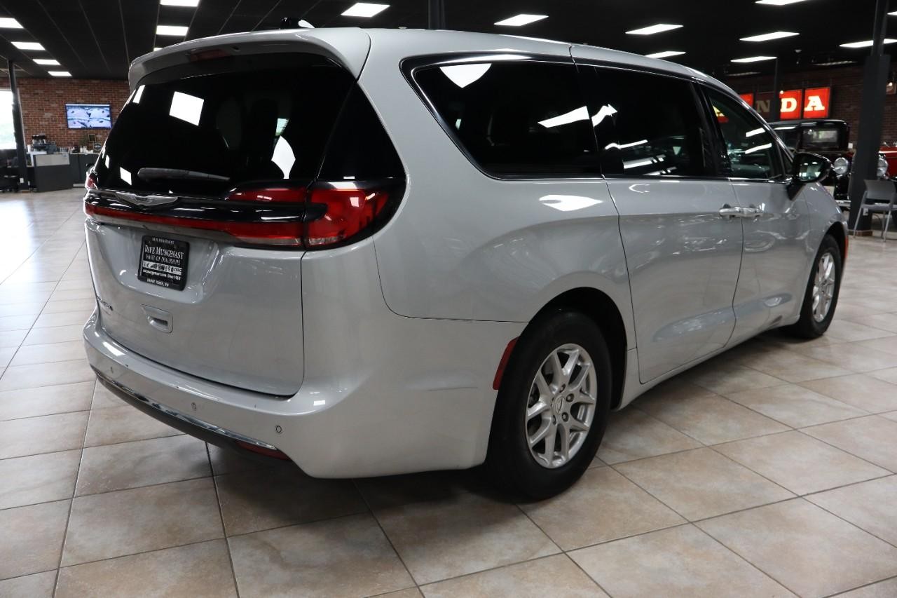 Chrysler Pacifica Vehicle Full-screen Gallery Image 7