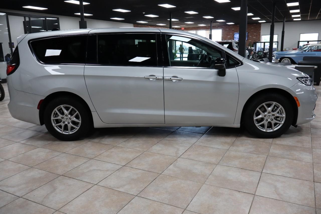 Chrysler Pacifica Vehicle Full-screen Gallery Image 8