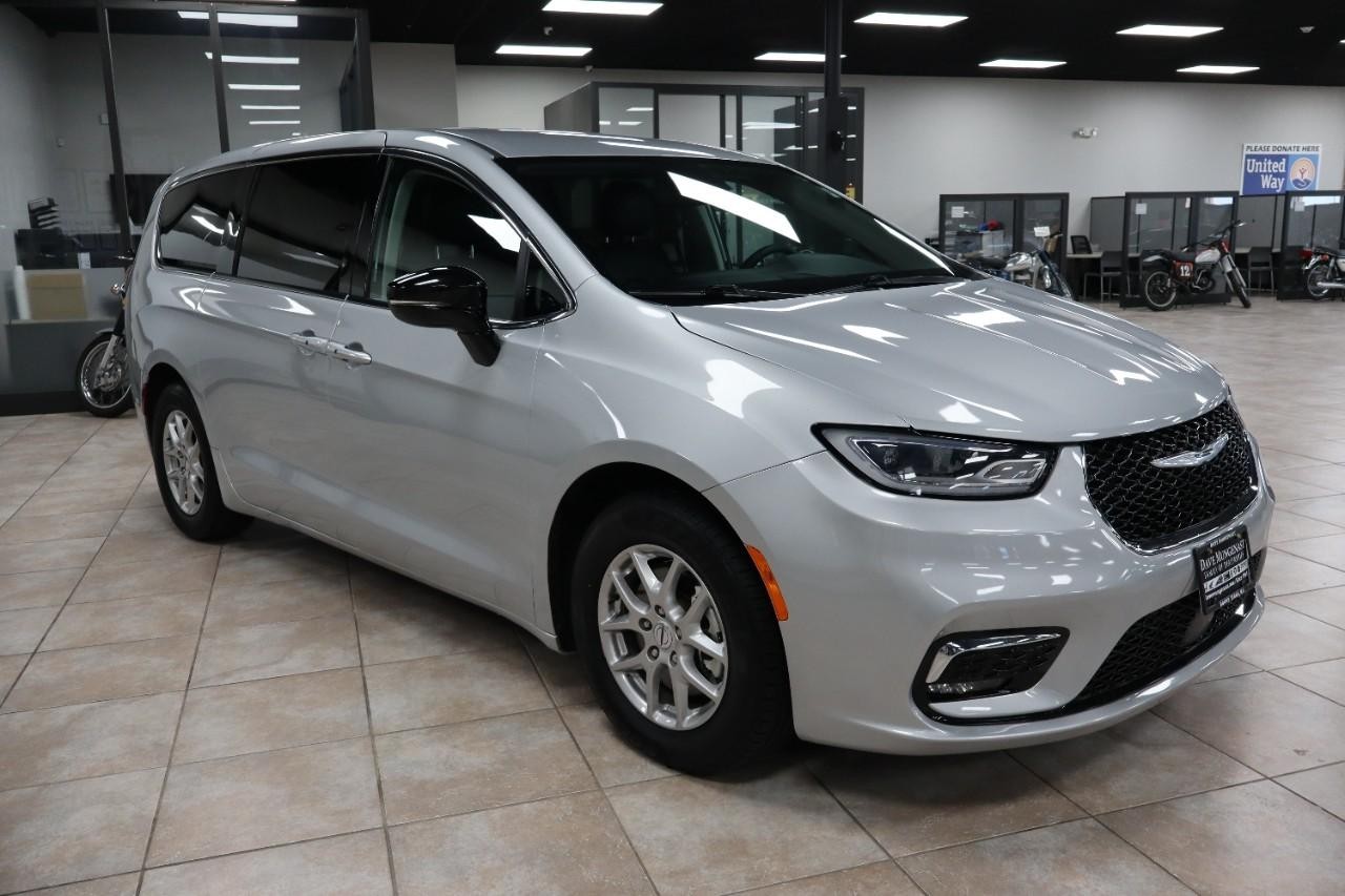 Chrysler Pacifica Vehicle Full-screen Gallery Image 9