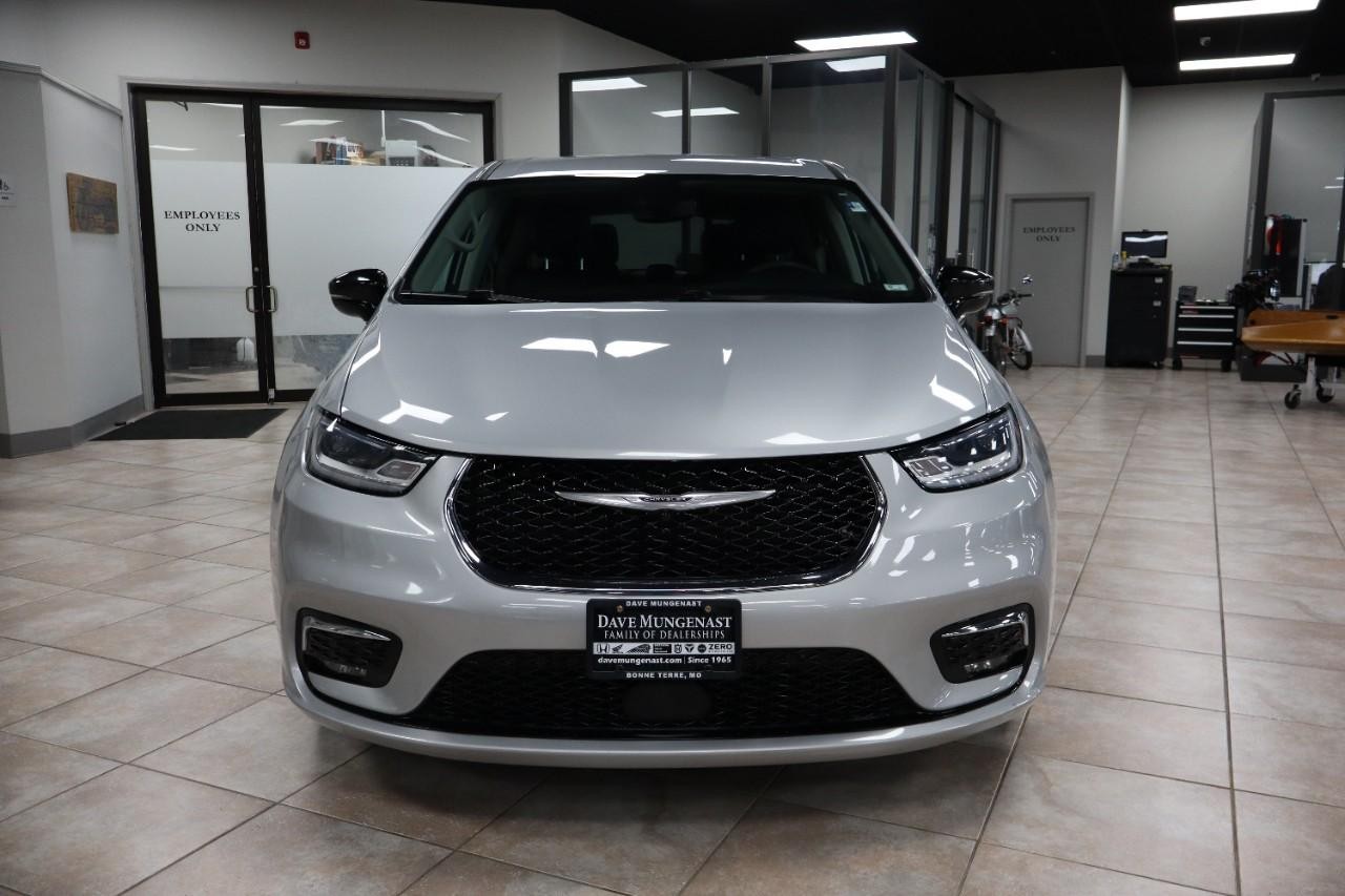 Chrysler Pacifica Vehicle Full-screen Gallery Image 10