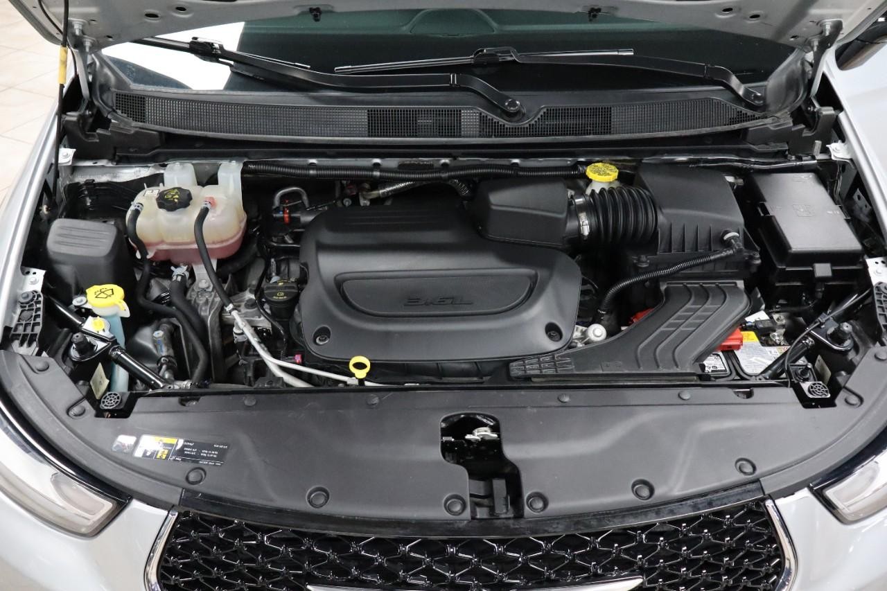 Chrysler Pacifica Vehicle Full-screen Gallery Image 11