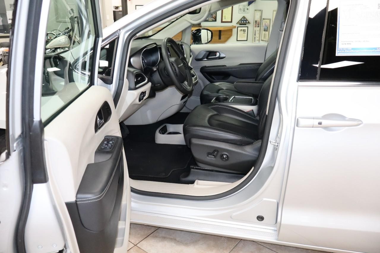 Chrysler Pacifica Vehicle Full-screen Gallery Image 12