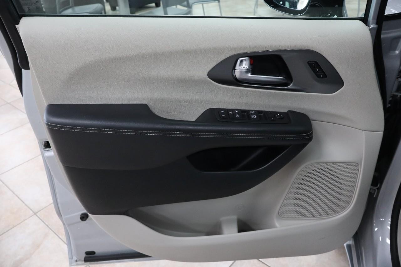 Chrysler Pacifica Vehicle Full-screen Gallery Image 13