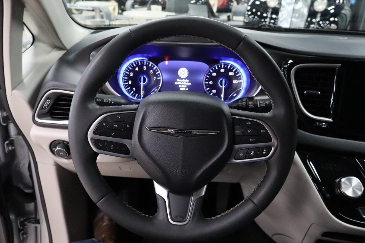 Chrysler Pacifica Vehicle Full-screen Gallery Image 14