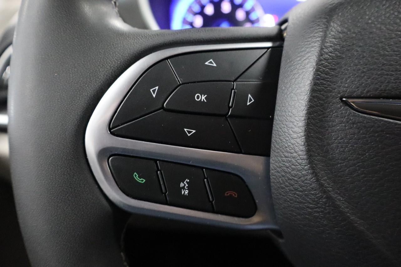 Chrysler Pacifica Vehicle Full-screen Gallery Image 15