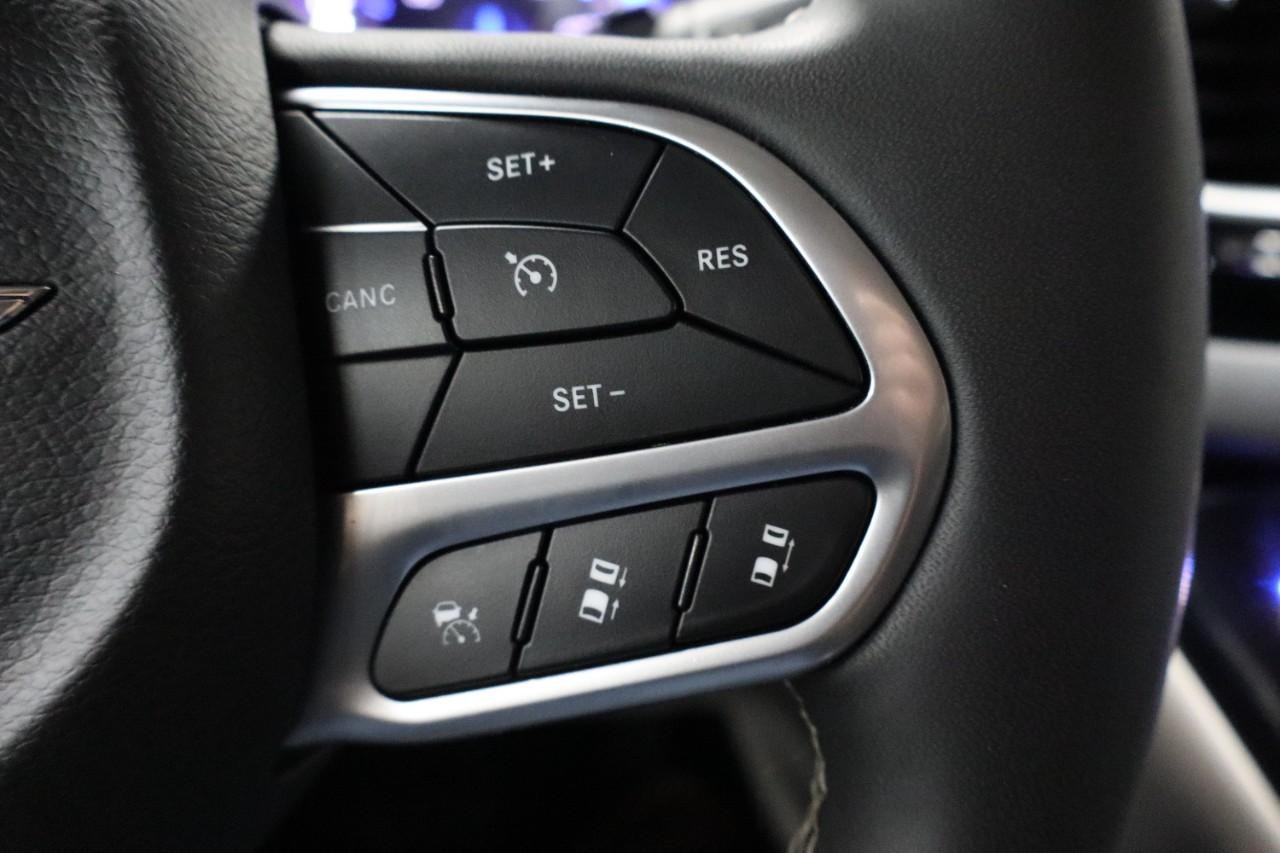 Chrysler Pacifica Vehicle Full-screen Gallery Image 16