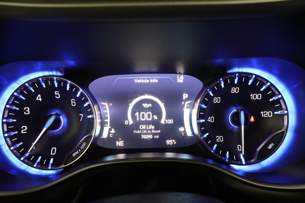 Chrysler Pacifica Vehicle Full-screen Gallery Image 17