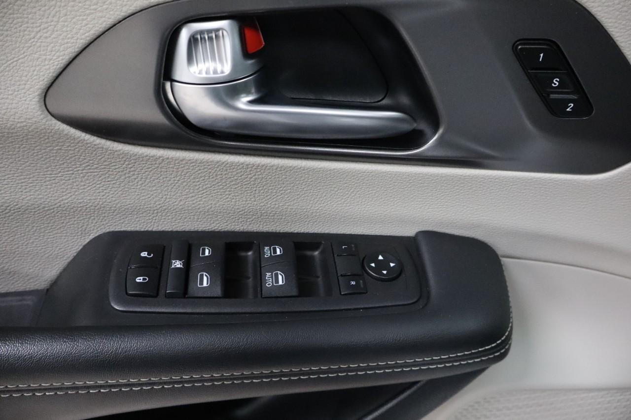 Chrysler Pacifica Vehicle Full-screen Gallery Image 18
