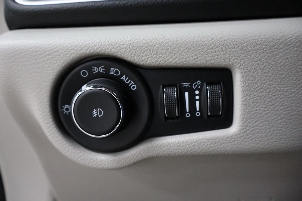 Chrysler Pacifica Vehicle Full-screen Gallery Image 19