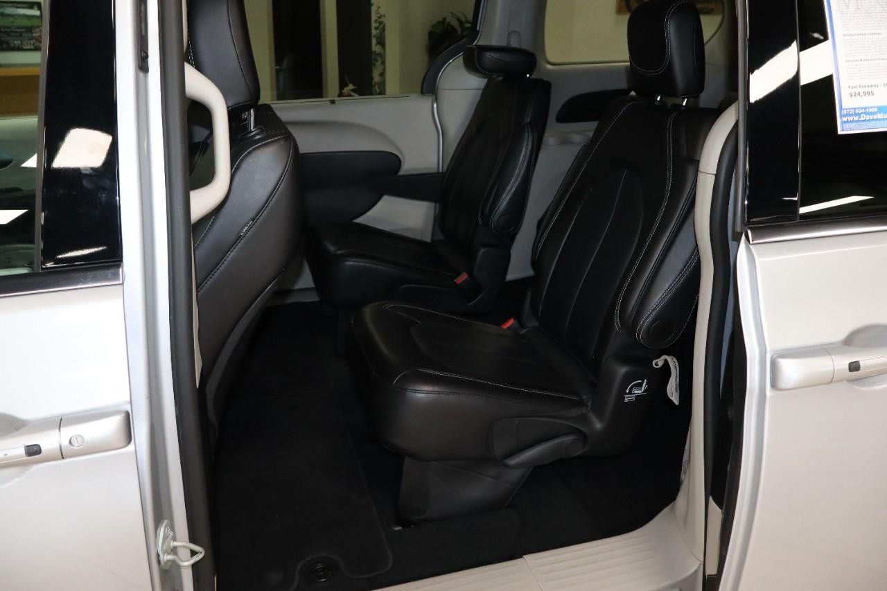 Chrysler Pacifica Vehicle Full-screen Gallery Image 23