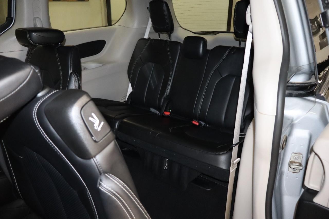 Chrysler Pacifica Vehicle Full-screen Gallery Image 24