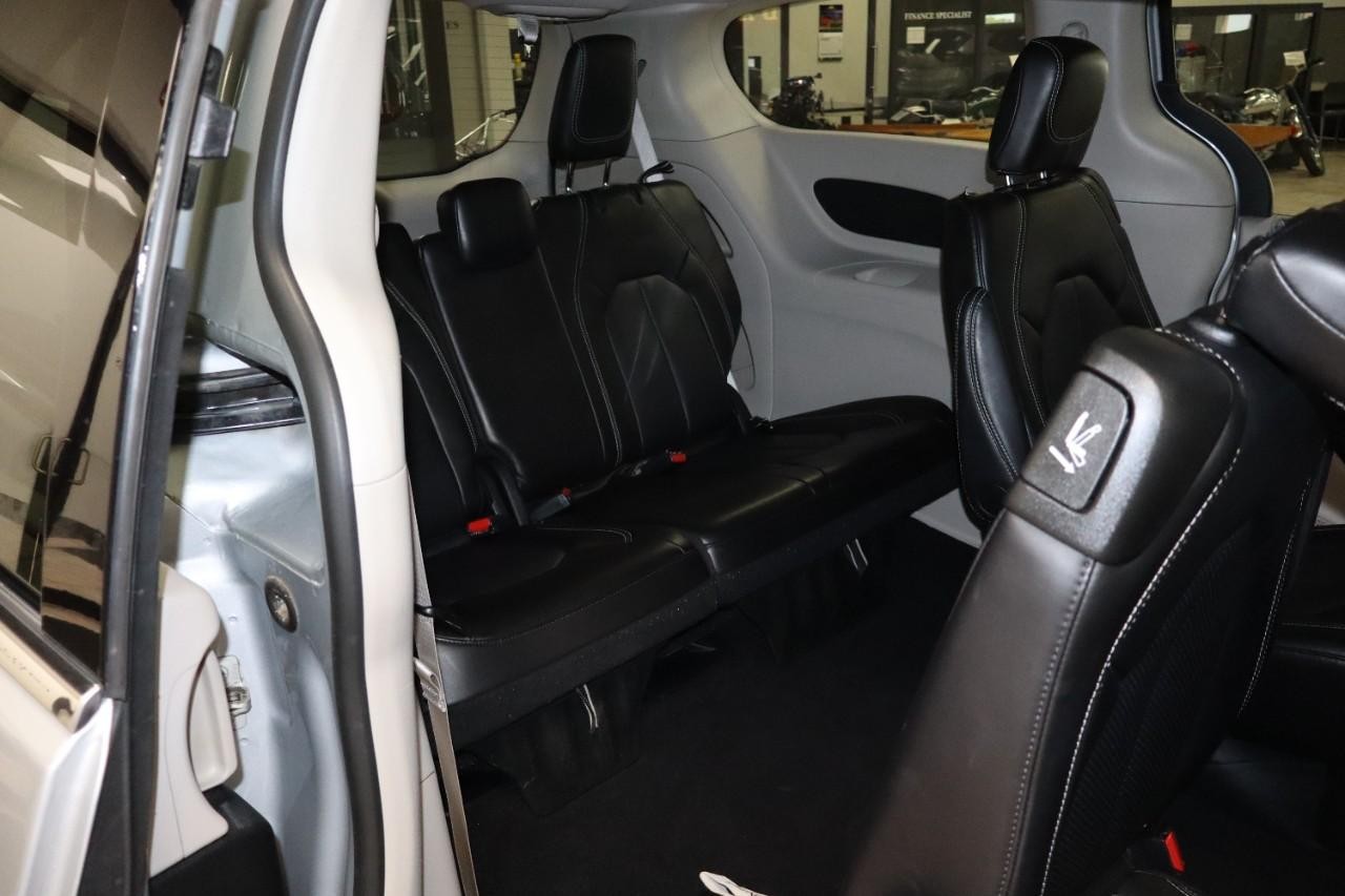 Chrysler Pacifica Vehicle Full-screen Gallery Image 25