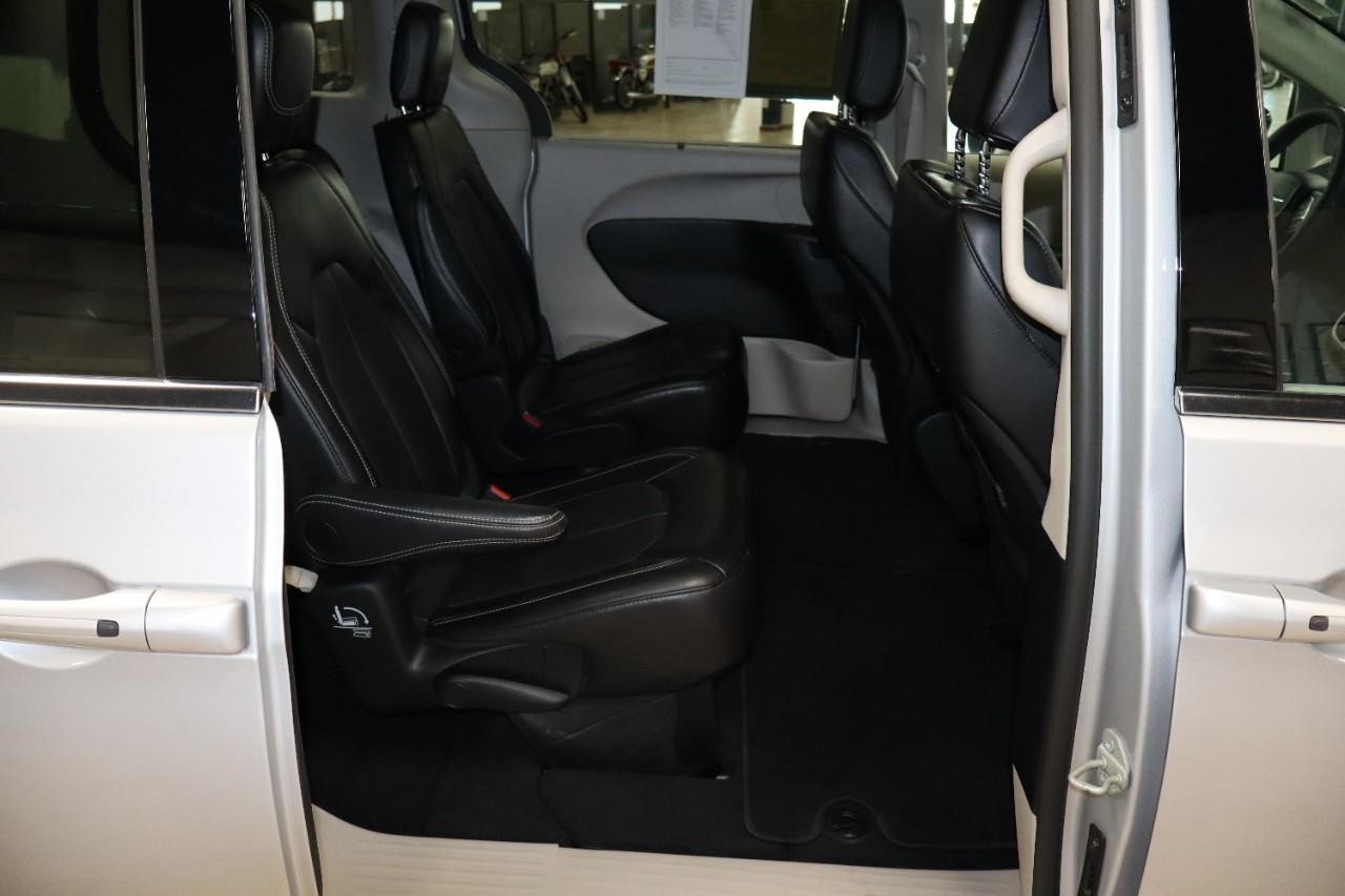 Chrysler Pacifica Vehicle Full-screen Gallery Image 26