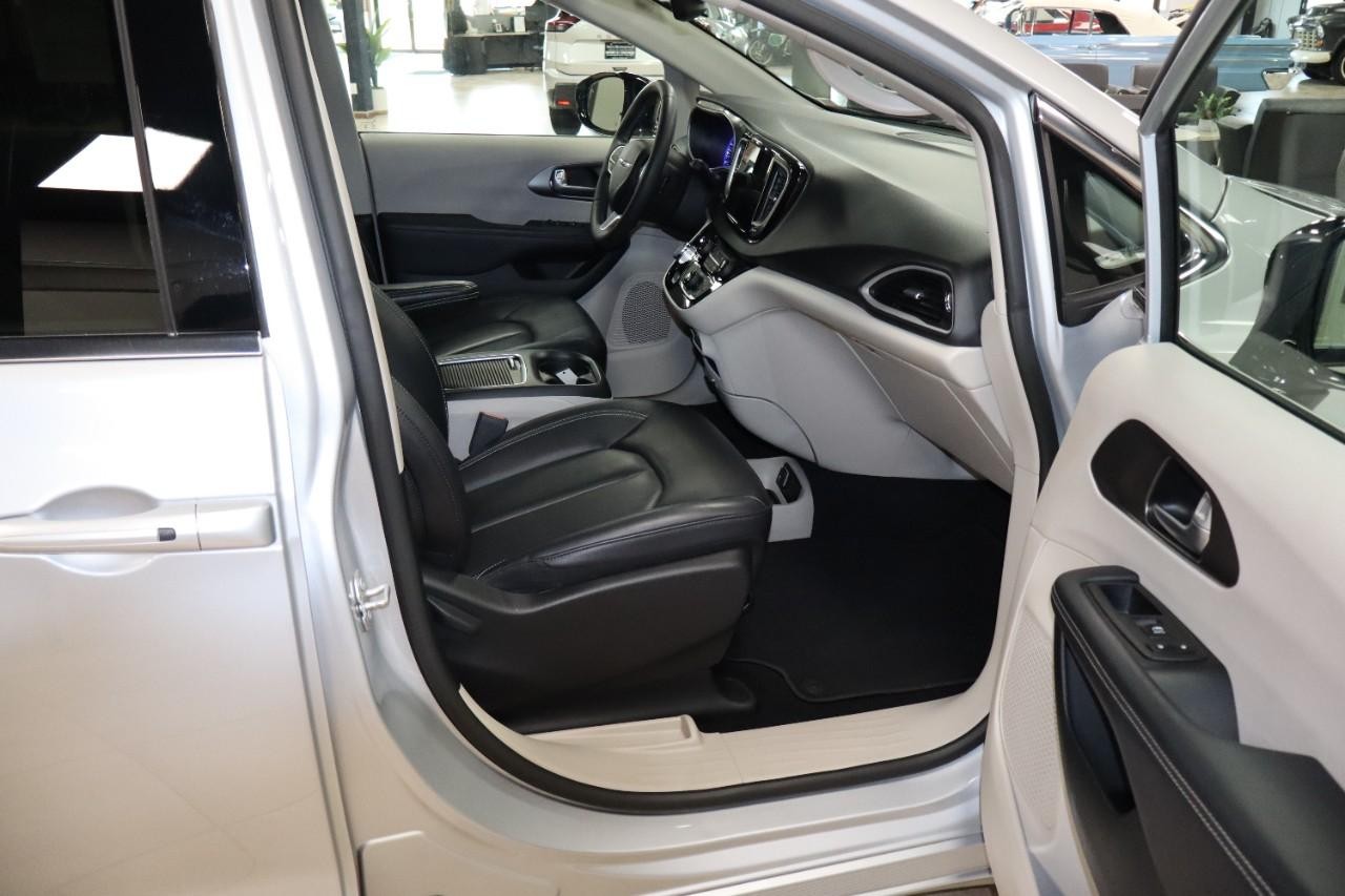 Chrysler Pacifica Vehicle Full-screen Gallery Image 27