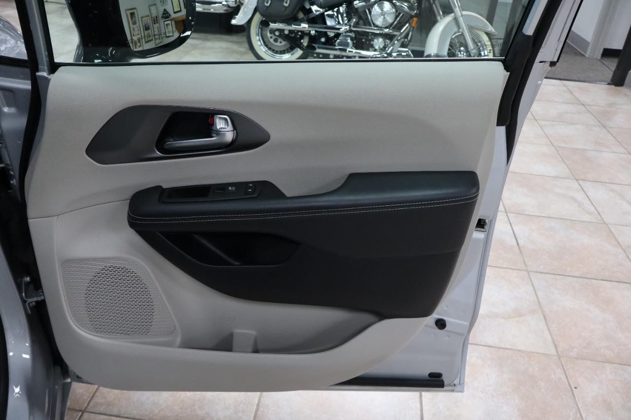 Chrysler Pacifica Vehicle Full-screen Gallery Image 28