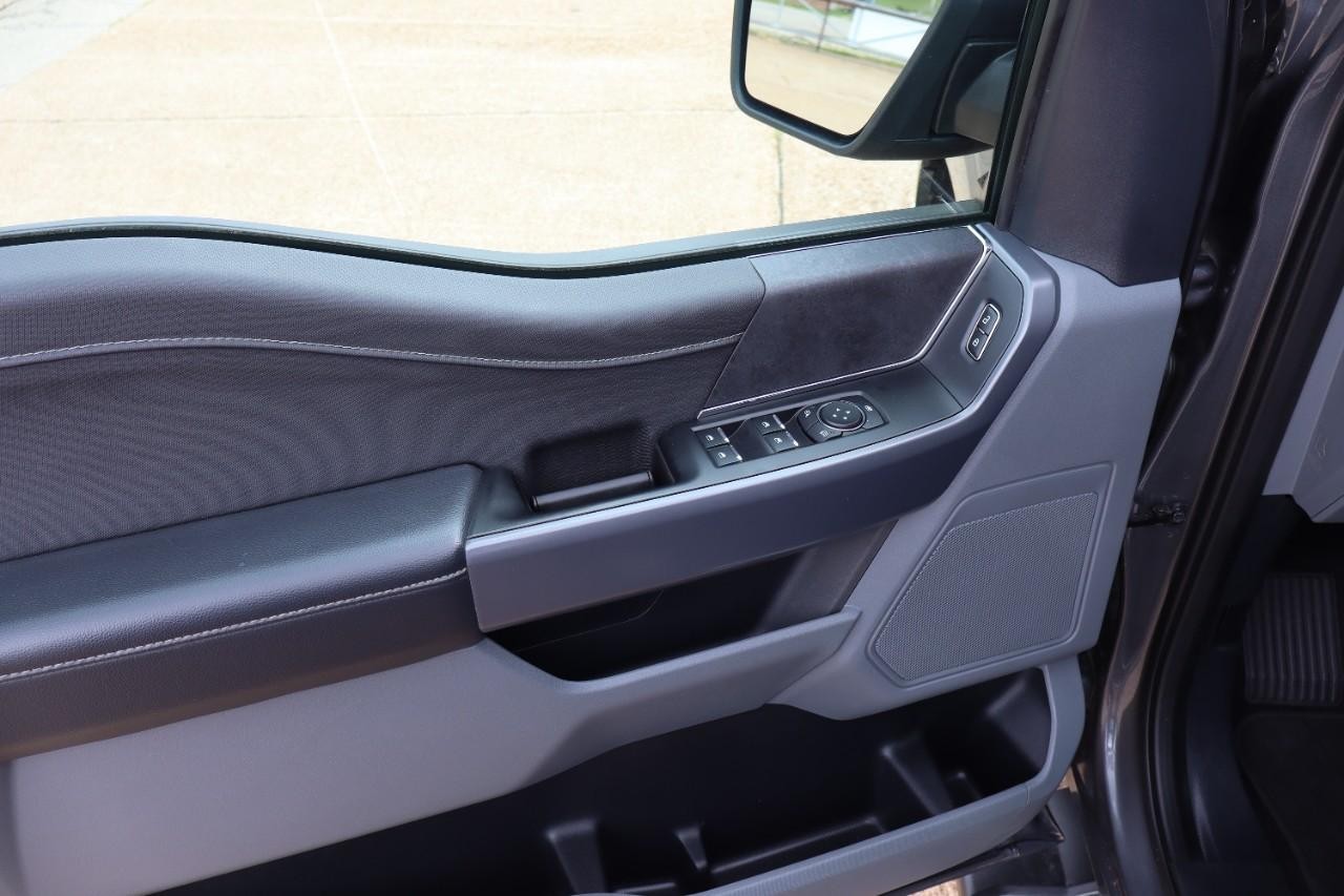 Ford F-150 Vehicle Full-screen Gallery Image 12