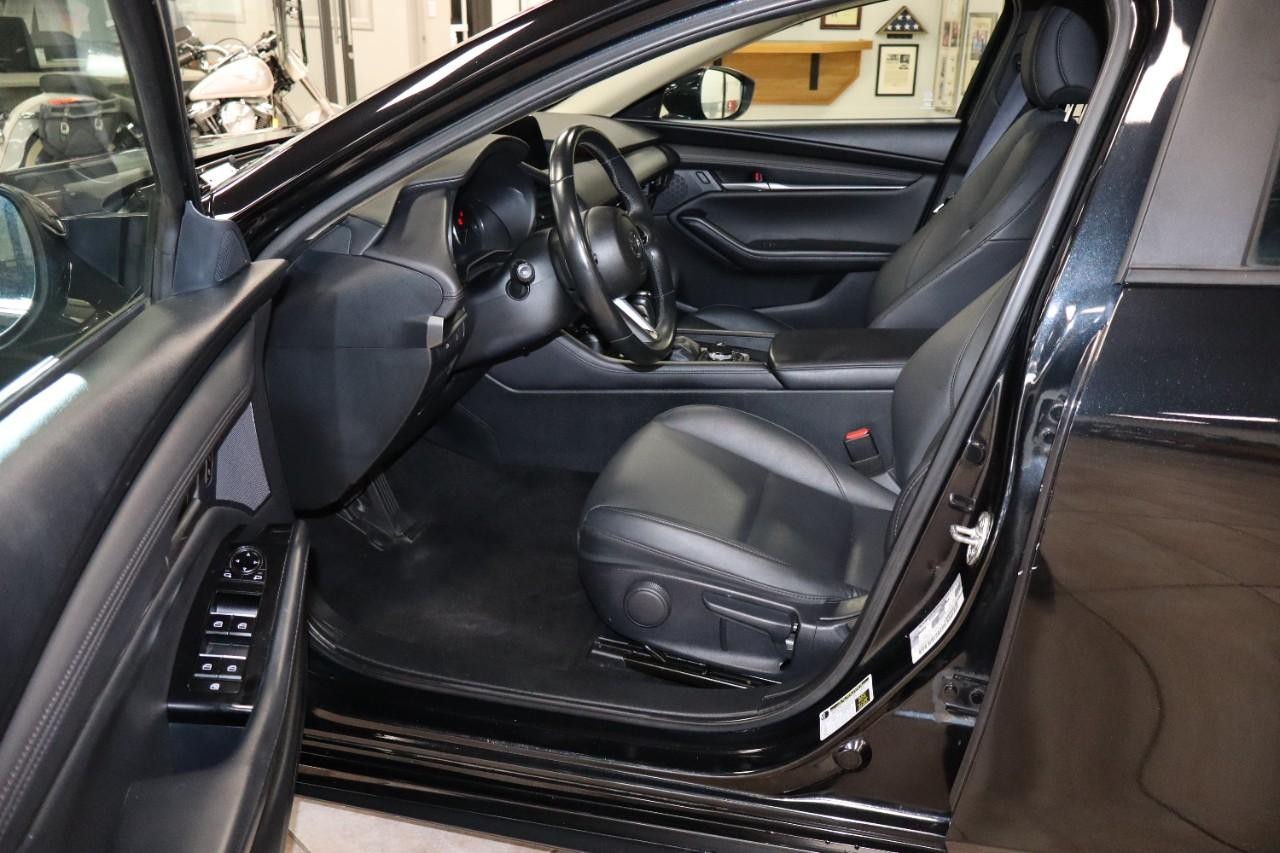 Mazda Mazda3 Sedan Vehicle Full-screen Gallery Image 9