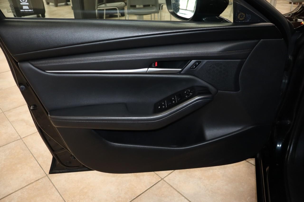 Mazda Mazda3 Sedan Vehicle Full-screen Gallery Image 10