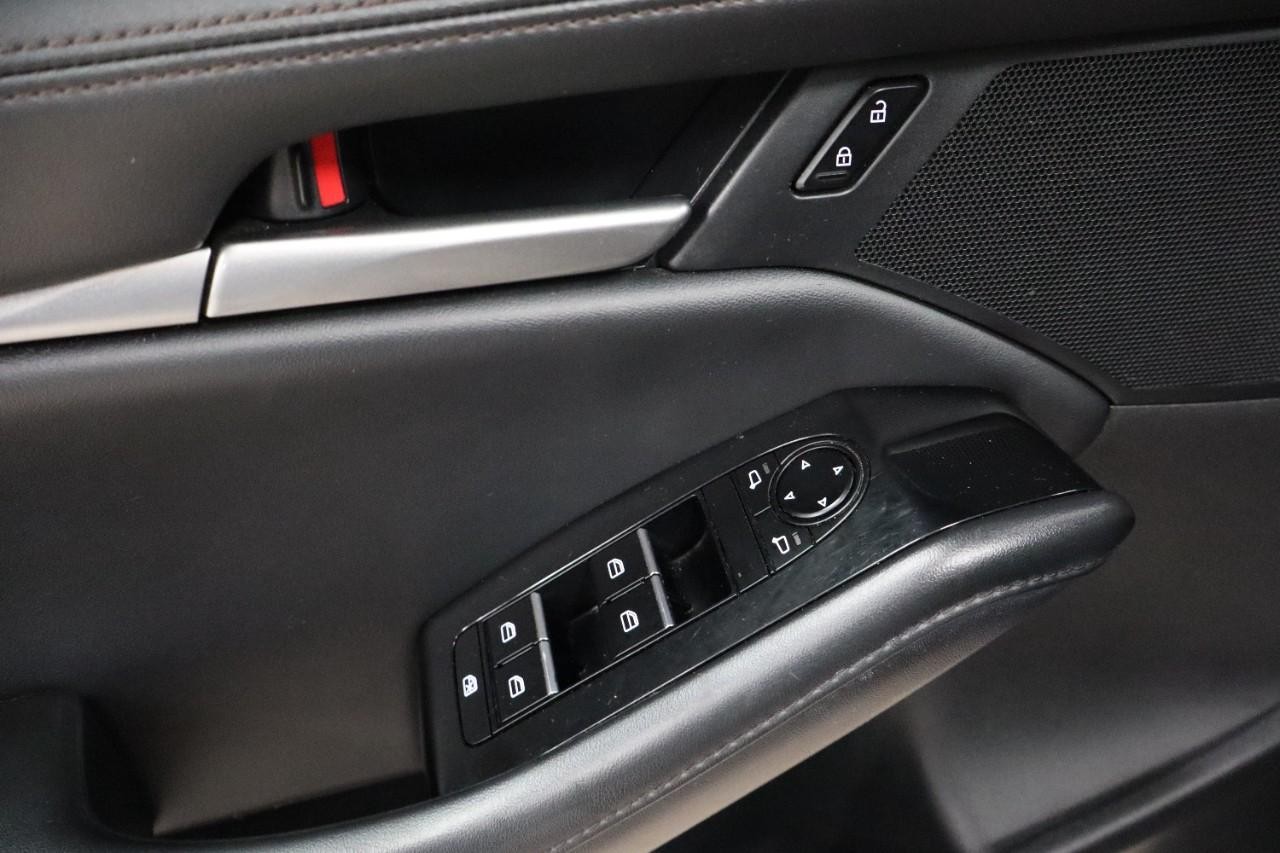 Mazda Mazda3 Sedan Vehicle Full-screen Gallery Image 11
