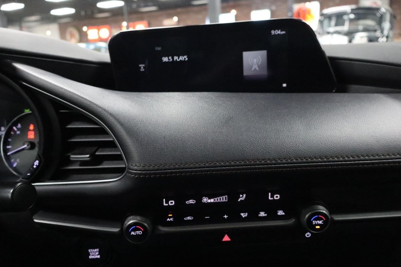 Mazda Mazda3 Sedan Vehicle Full-screen Gallery Image 17