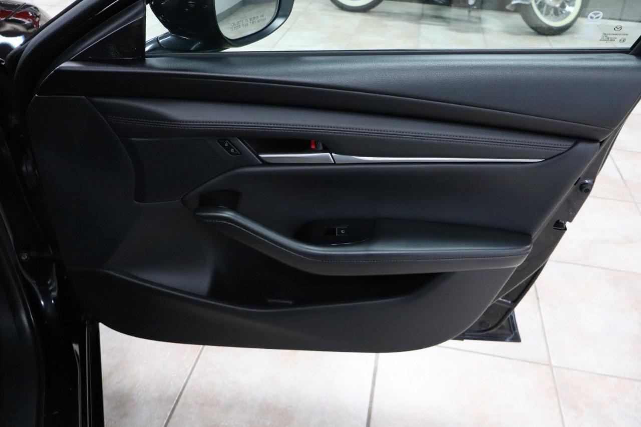 Mazda Mazda3 Sedan Vehicle Full-screen Gallery Image 27