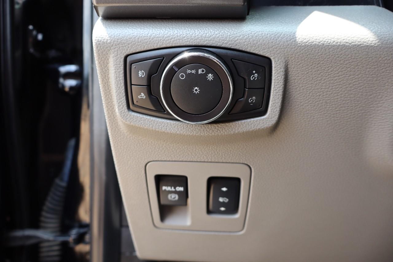 Ford F-150 Vehicle Full-screen Gallery Image 15