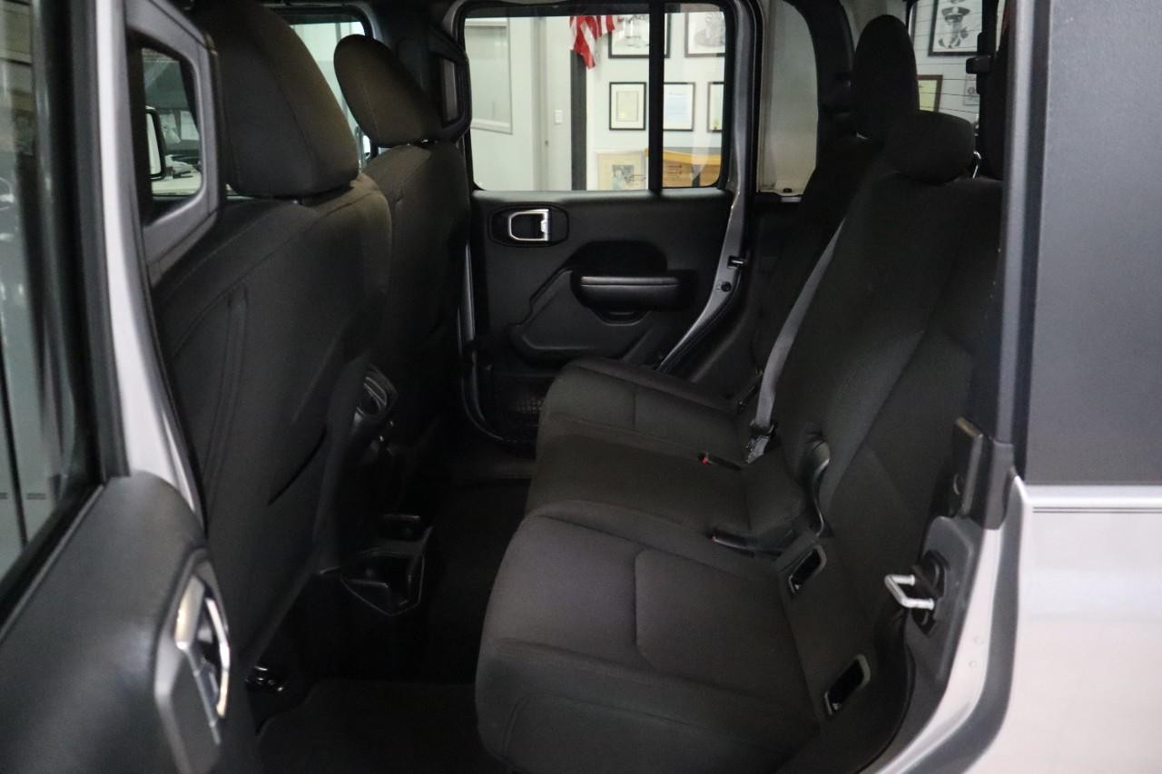 Jeep Gladiator Vehicle Full-screen Gallery Image 19