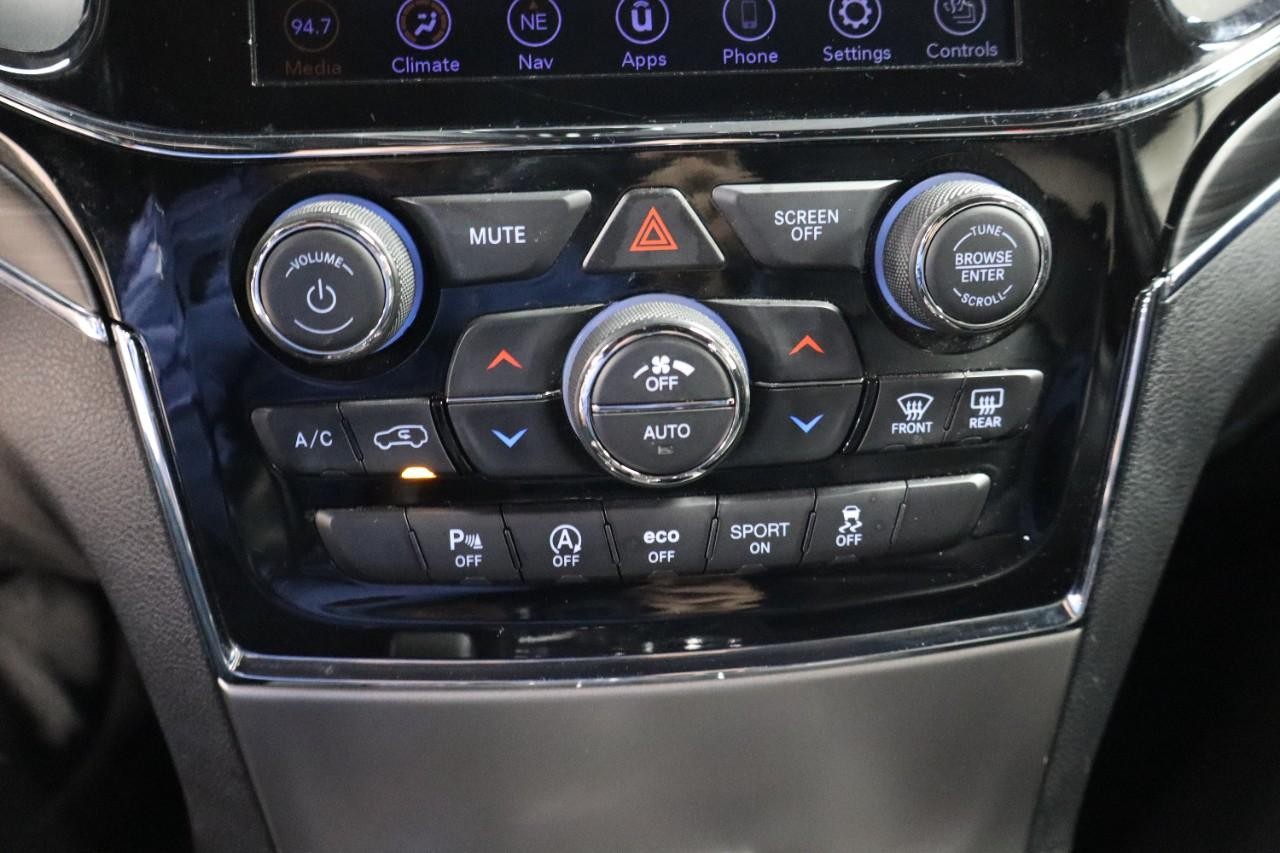 Jeep Grand Cherokee Vehicle Full-screen Gallery Image 17