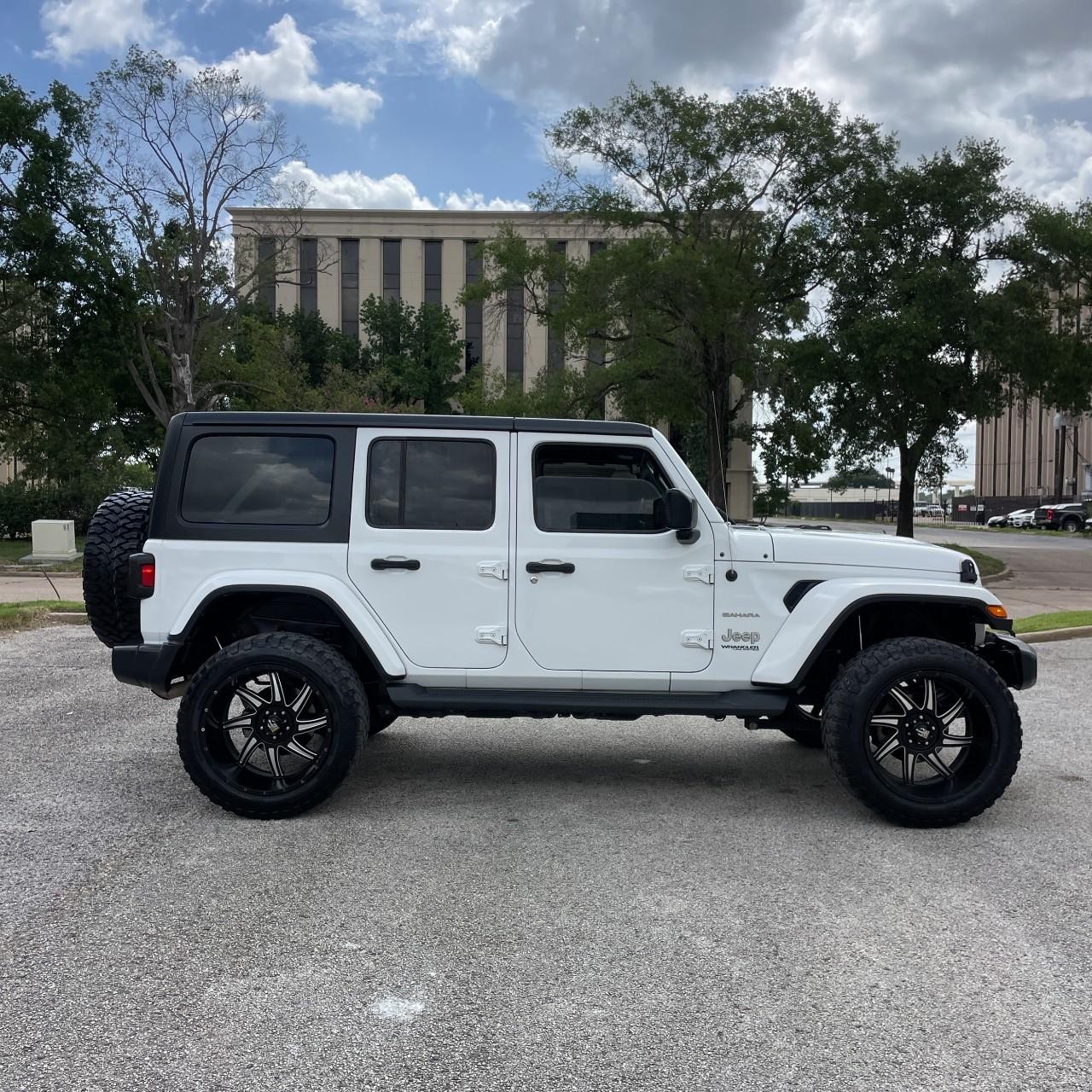 Jeep Wrangler Unlimited Vehicle Full-screen Gallery Image 6