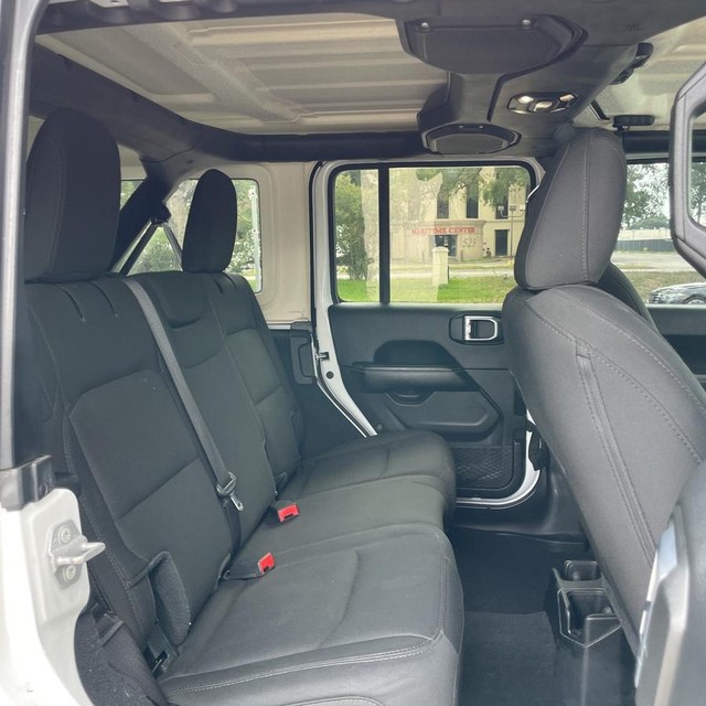 Jeep Wrangler Unlimited Vehicle Full-screen Gallery Image 14