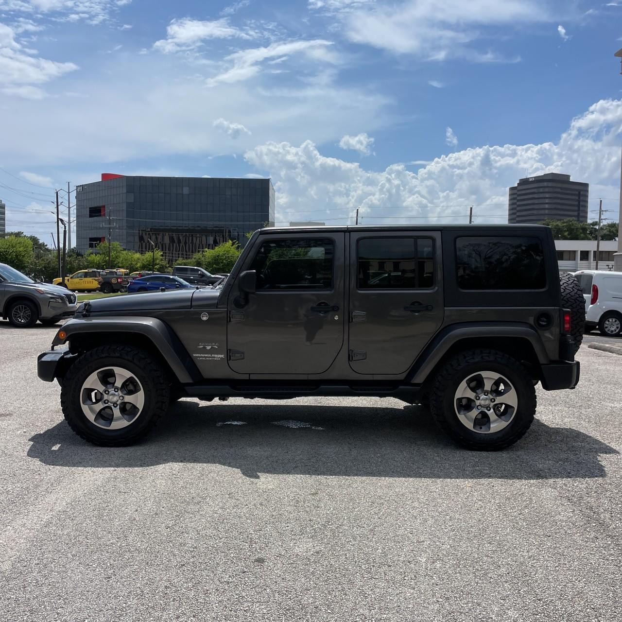 Jeep Wrangler JK Unlimited Vehicle Full-screen Gallery Image 2