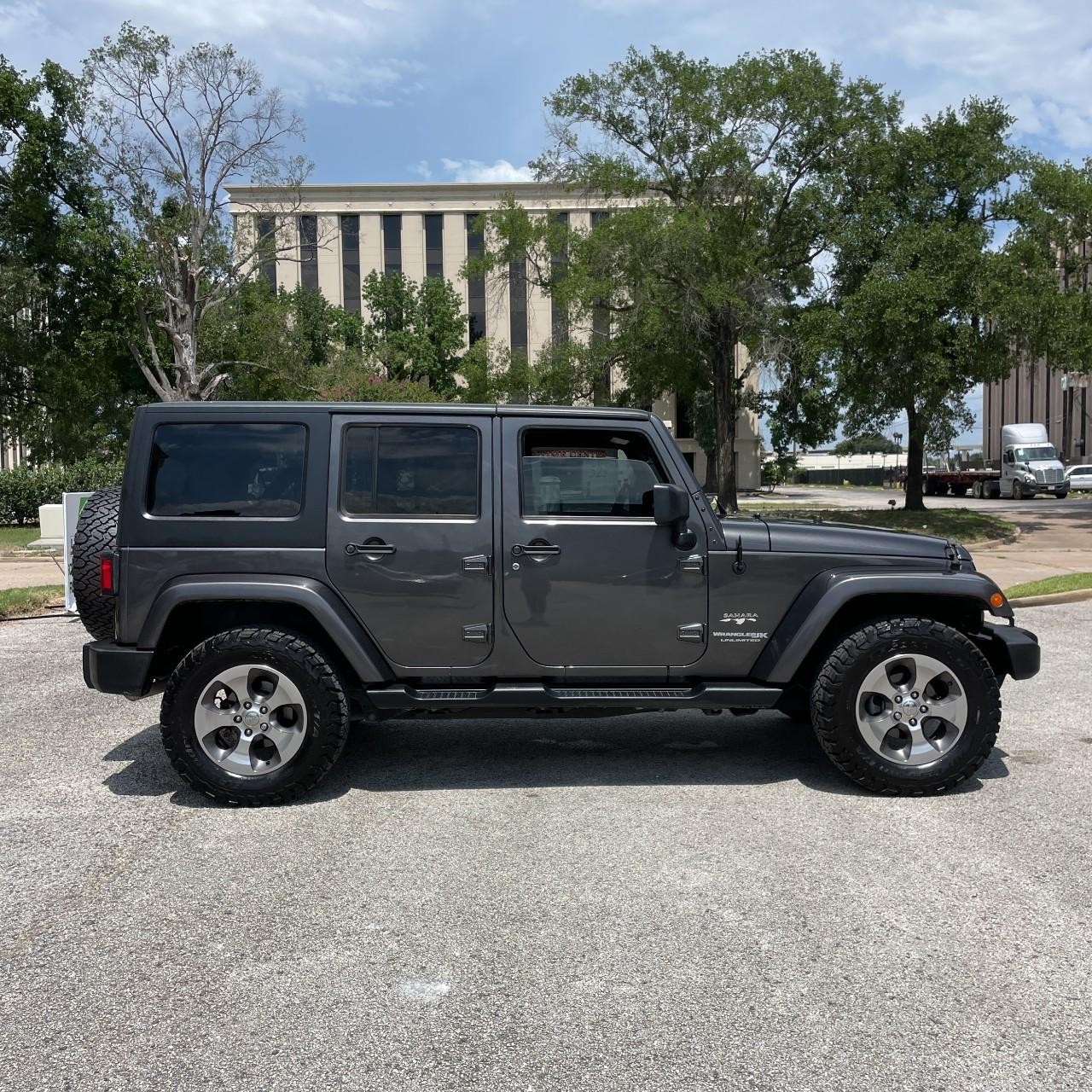 Jeep Wrangler JK Unlimited Vehicle Full-screen Gallery Image 6